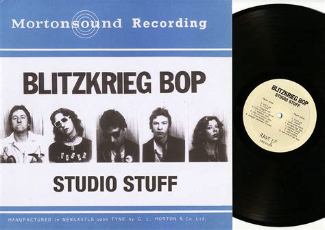  Blitzkrieg Bop - 록앤롤의 기본 원리와 거친 자유분방함을 만나다