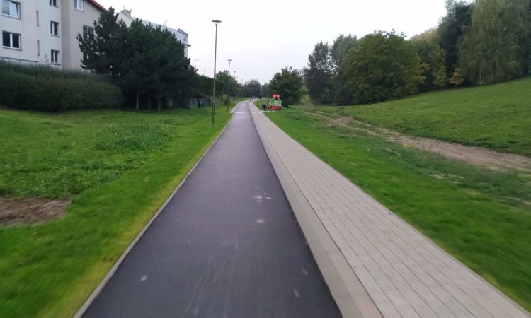 Ciąg pieszy, droga rowerowa na przedłużeniu Parka Jana Pawła II